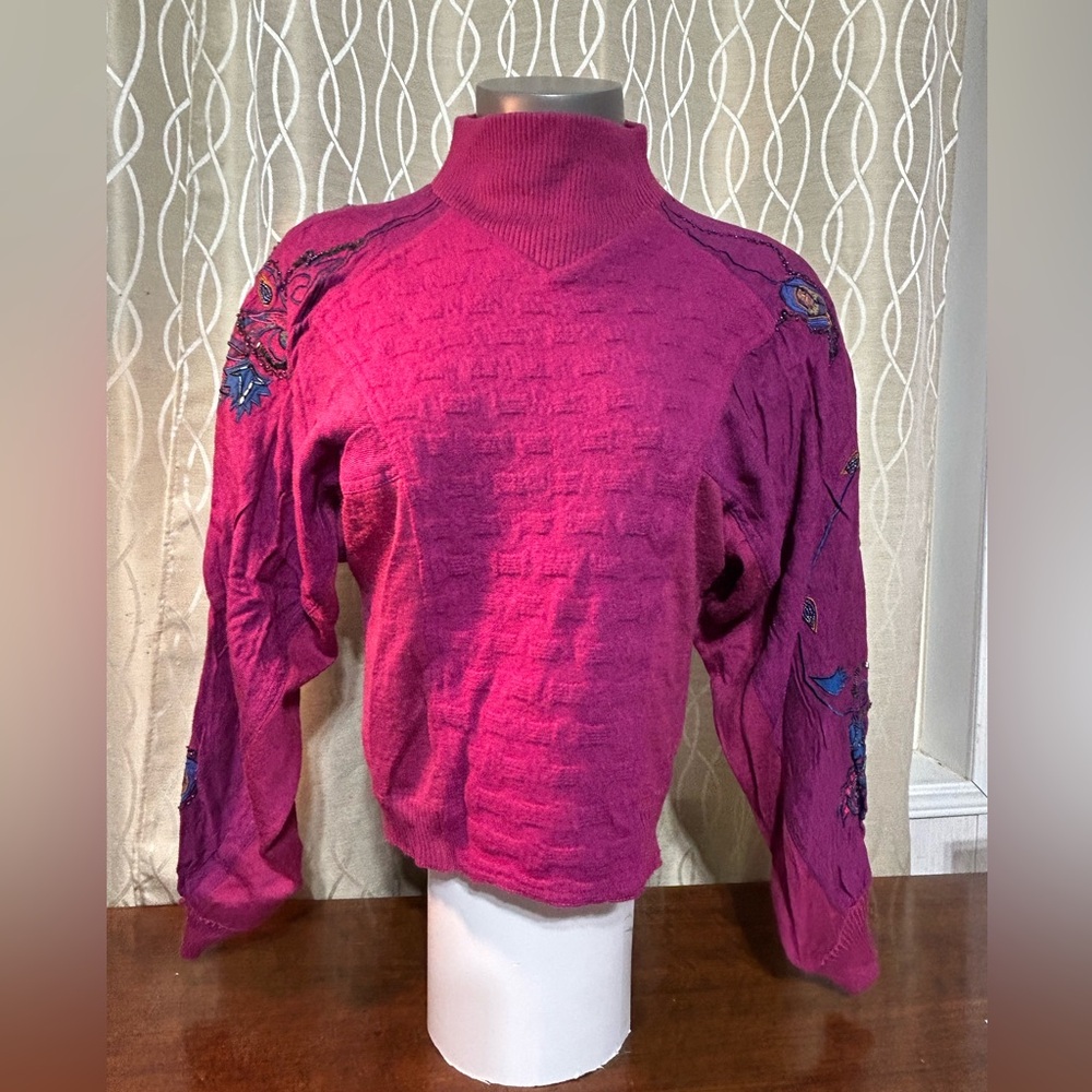 VTG 80’s bead and appliqué fuscha sweater
Long dolman sleeves🩷